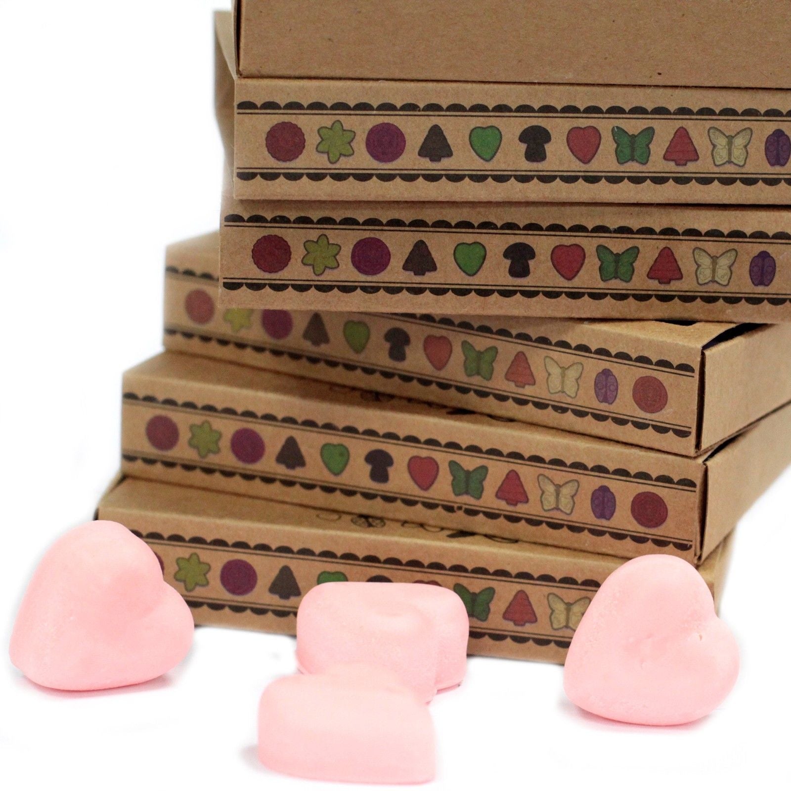 Soy Blend Wax Melts Gift Set – Dragon's Blood en cajas kraft apiladas con bordes decorados y cera rosa en forma de corazones