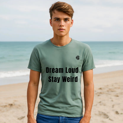 Alt Tag: Dream Loud. Stay Weird % Drix Sustainable Unisex Tee en color verde salvia con texto “Dream Loud Stay Weird”, modelo en la playa