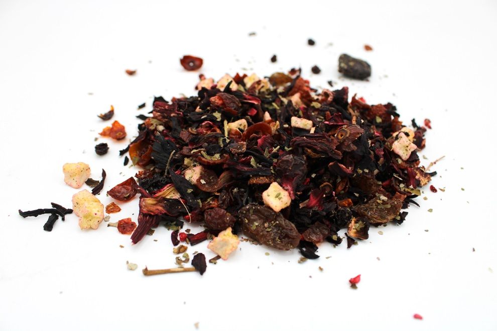 Alt Tag: Druid's Forest Artisan Tea Blend – 1 KG mezcla de té artesanal con frutos del bosque secos, hojas y trozos de fruta