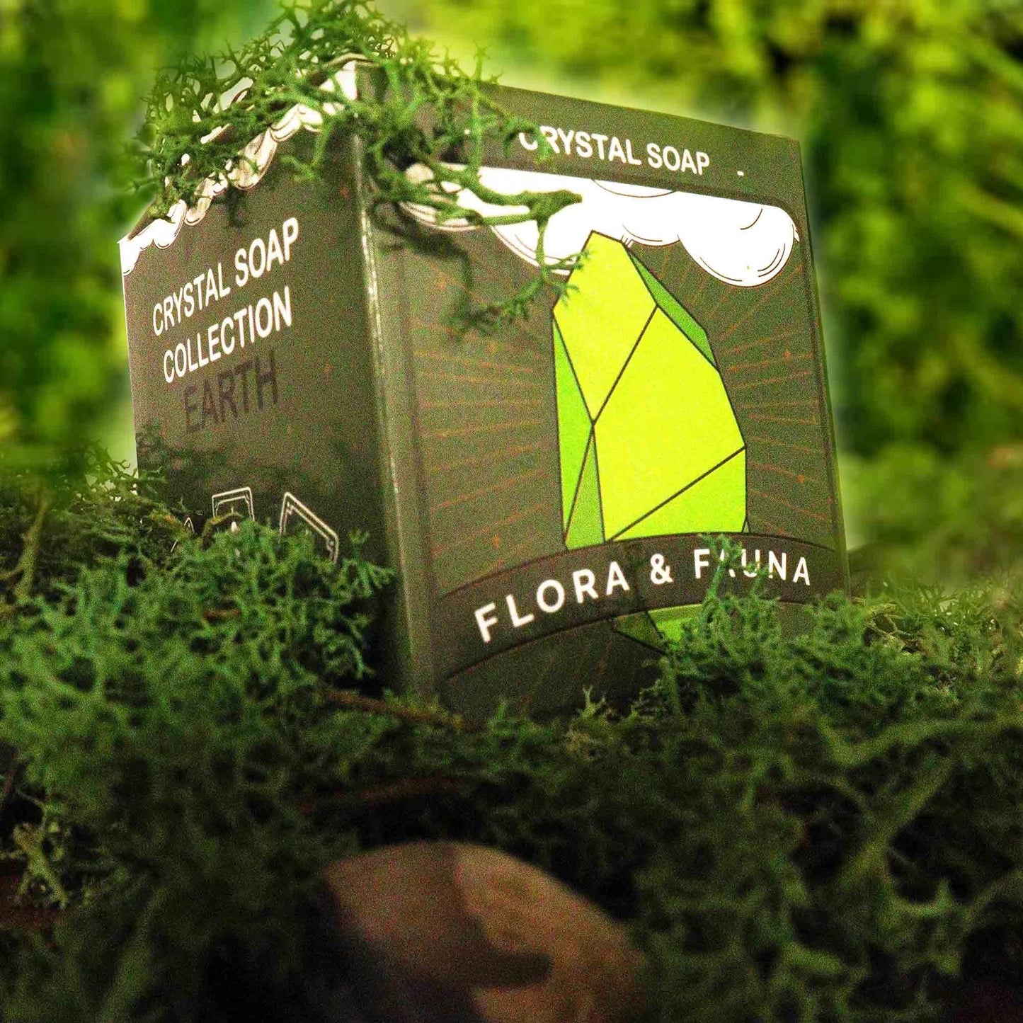 Alt Tag: Earth Crystal Elemental Soap – 100G en caja Crystal Soap Collection Earth, con diseño de cristal verde, sobre musgo