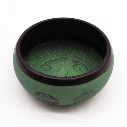 Alt Tag: Earth Powder Singing Bowl – Mandala Buddha – 16 CM, grön skål med mörk kant och mandala Buddha-design, handgjord i Nepal