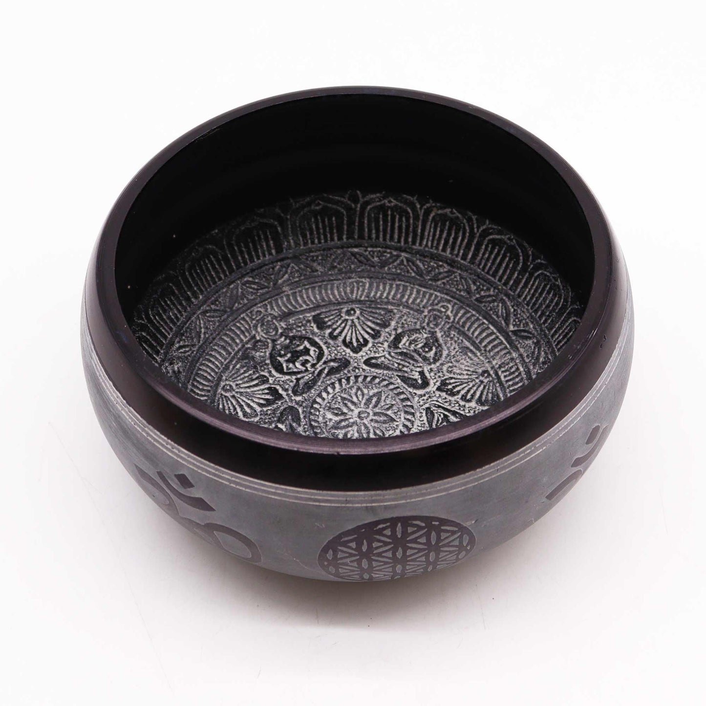 Alt Tag: Earth Powder Singing Bowl – Om Five Buddha – 16 CM handgjord i Nepal med matt finish med design av Om och de fem Dhyani-Buddhorna