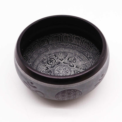 Alt Tag: Earth Powder Singing Bowl – Om Five Buddha – 16 CM handgjord i Nepal med matt finish med design av Om och de fem Dhyani-Buddhorna