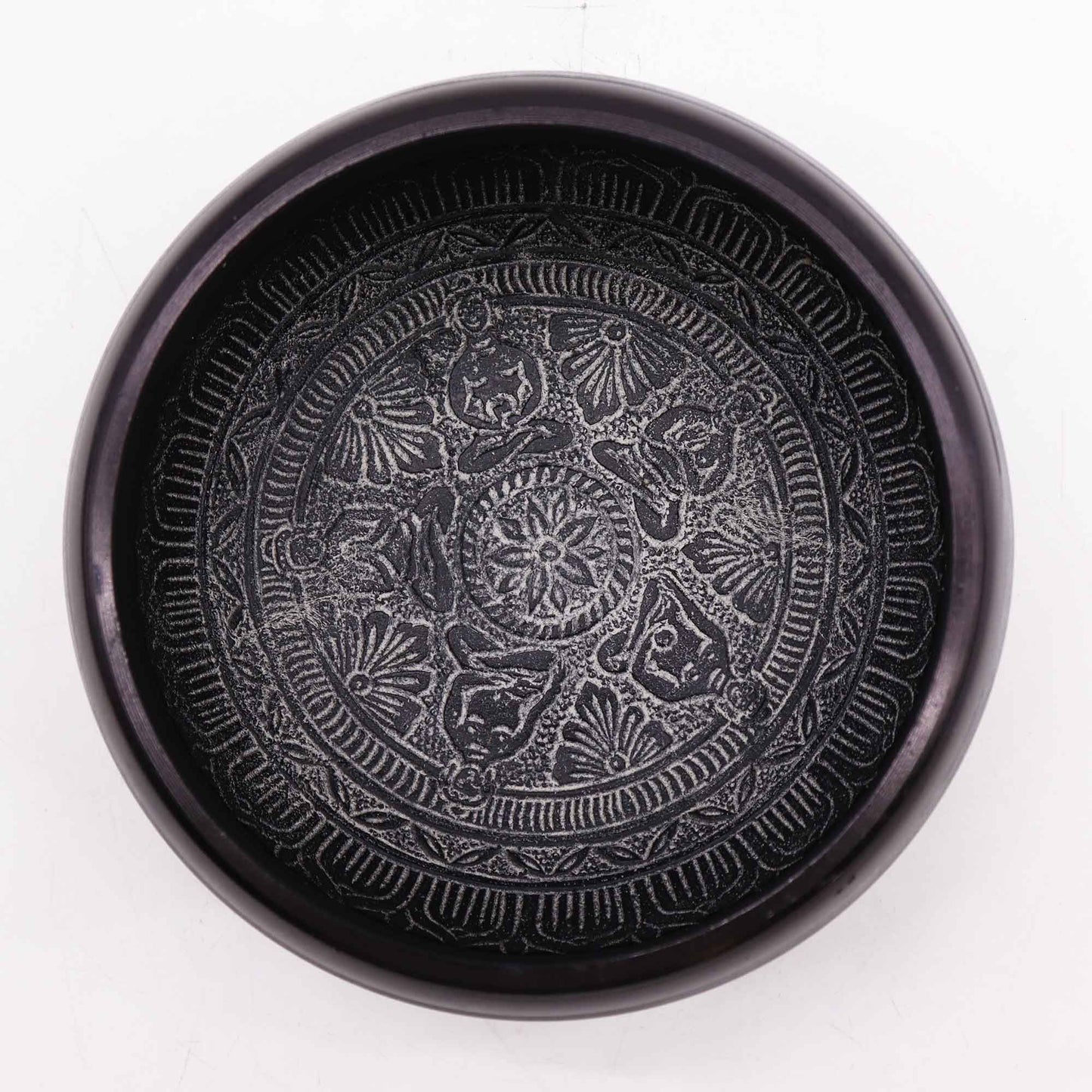 Alt Tag: Earth Powder Singing Bowl – Om Five Buddha – 16 CM vy uppifrån, matt powder-finish med graverat Om och Fem Dhyani-buddhor