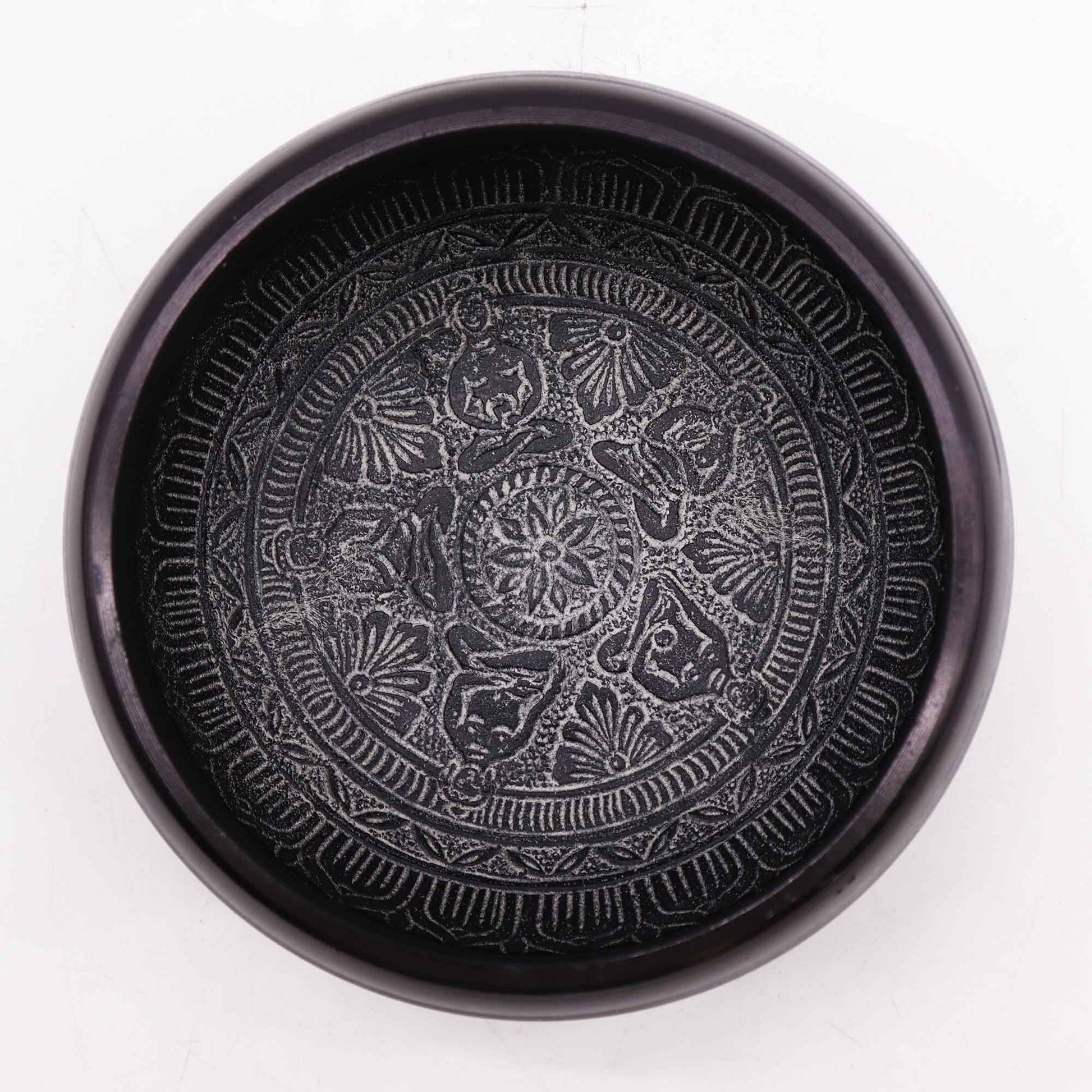Alt Tag: Earth Powder Singing Bowl – Om Five Buddha – 16 CM vy uppifrån, matt powder-finish med graverat Om och Fem Dhyani-buddhor