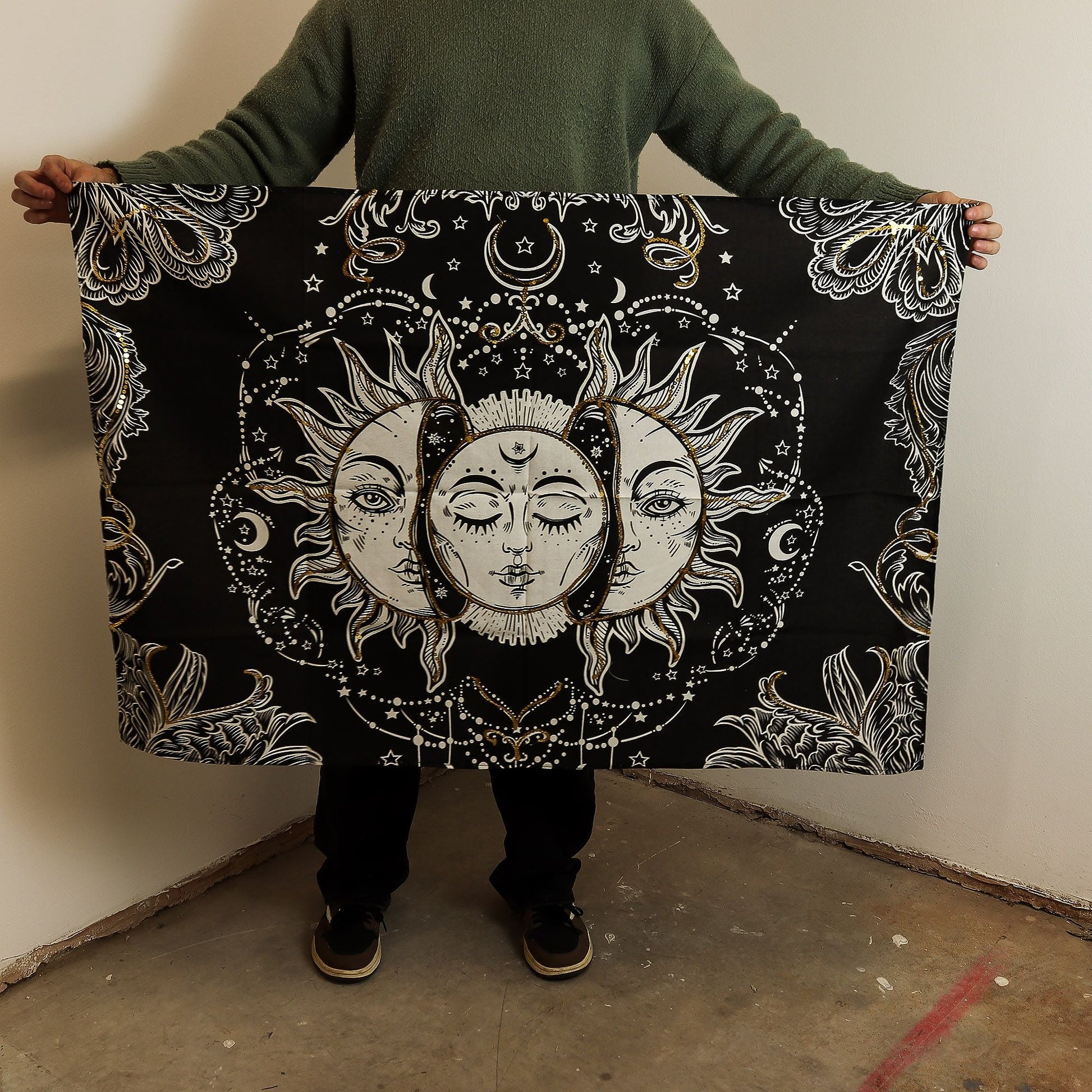 Elegante Baumwoll-Wandkunst – Sun Goddess 70x110 CM, schwarzer Baumwoll-Wandteppich mit himmlischem Design einer Sonnen- und Mondgöttin