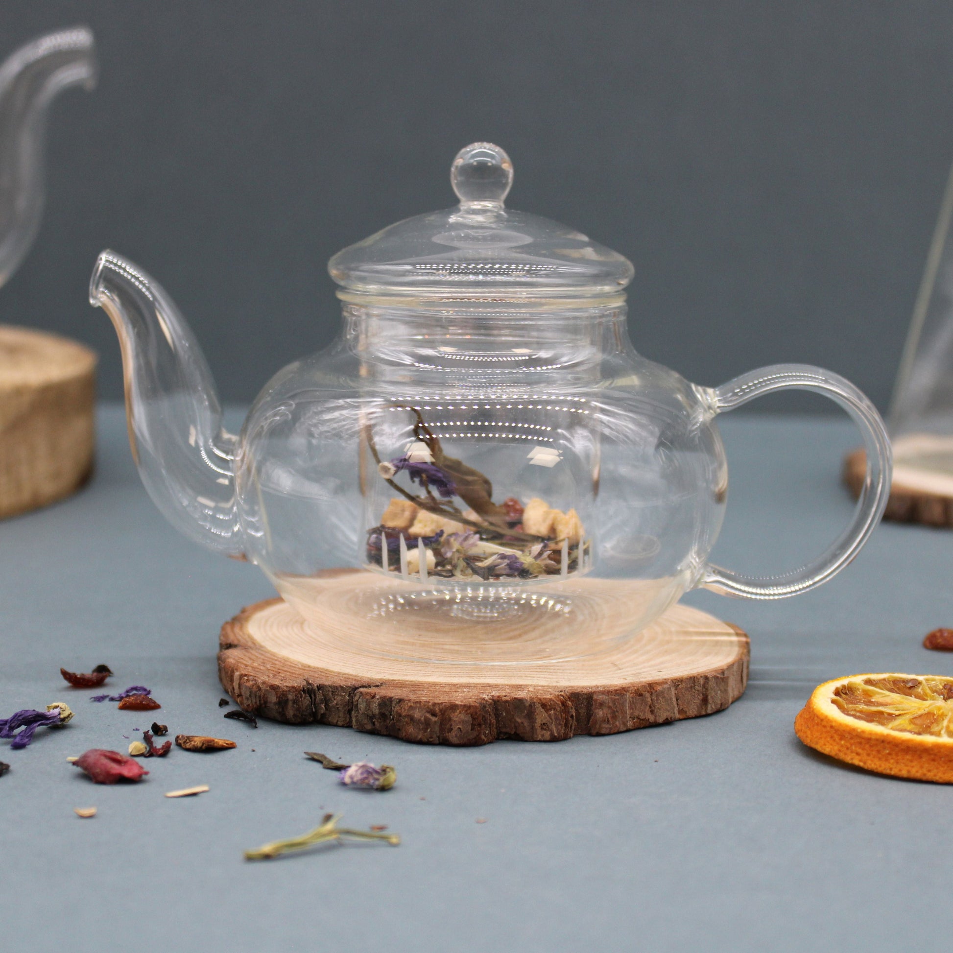 Alt Tag: Elegant Glass Infuser Teapot – Round Pearl 400ML clear round glass teapot with built-in infuser and lid, on wooden coaster