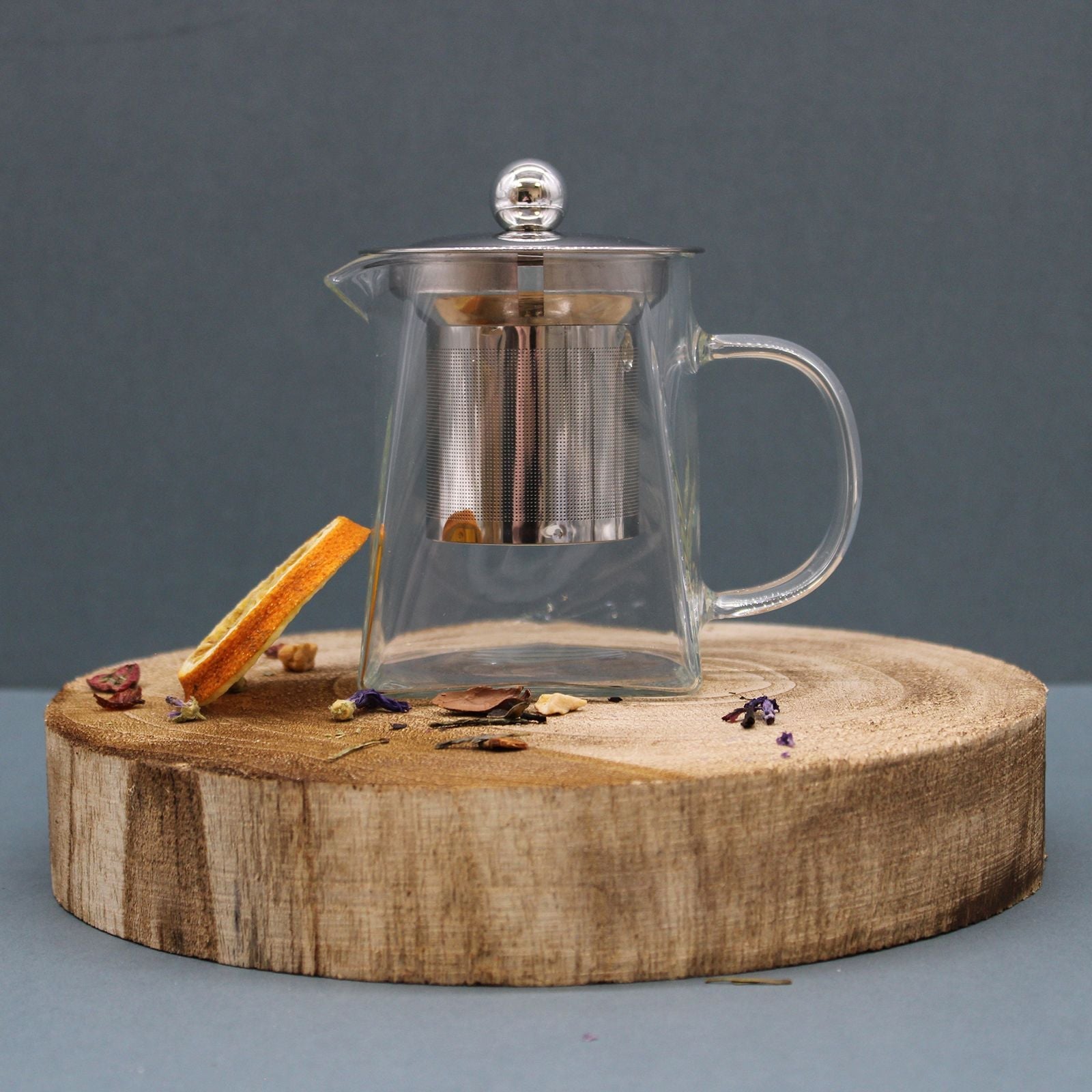 Alt Tag: Elegant Glass Infuser Teapot – Tower Shape 350ML, teapot de vidrio con infusor de acero inoxidable y tapa metálica sobre base de madera