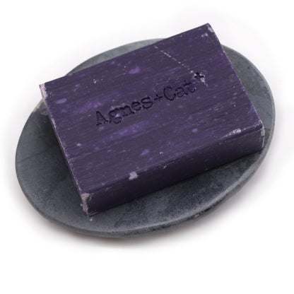 Alt Tag: Elegant Grey Soapstone Dish – 10x12CM Oval con barra de jabón morada sobre jabonera ovalada de piedra jabón gris