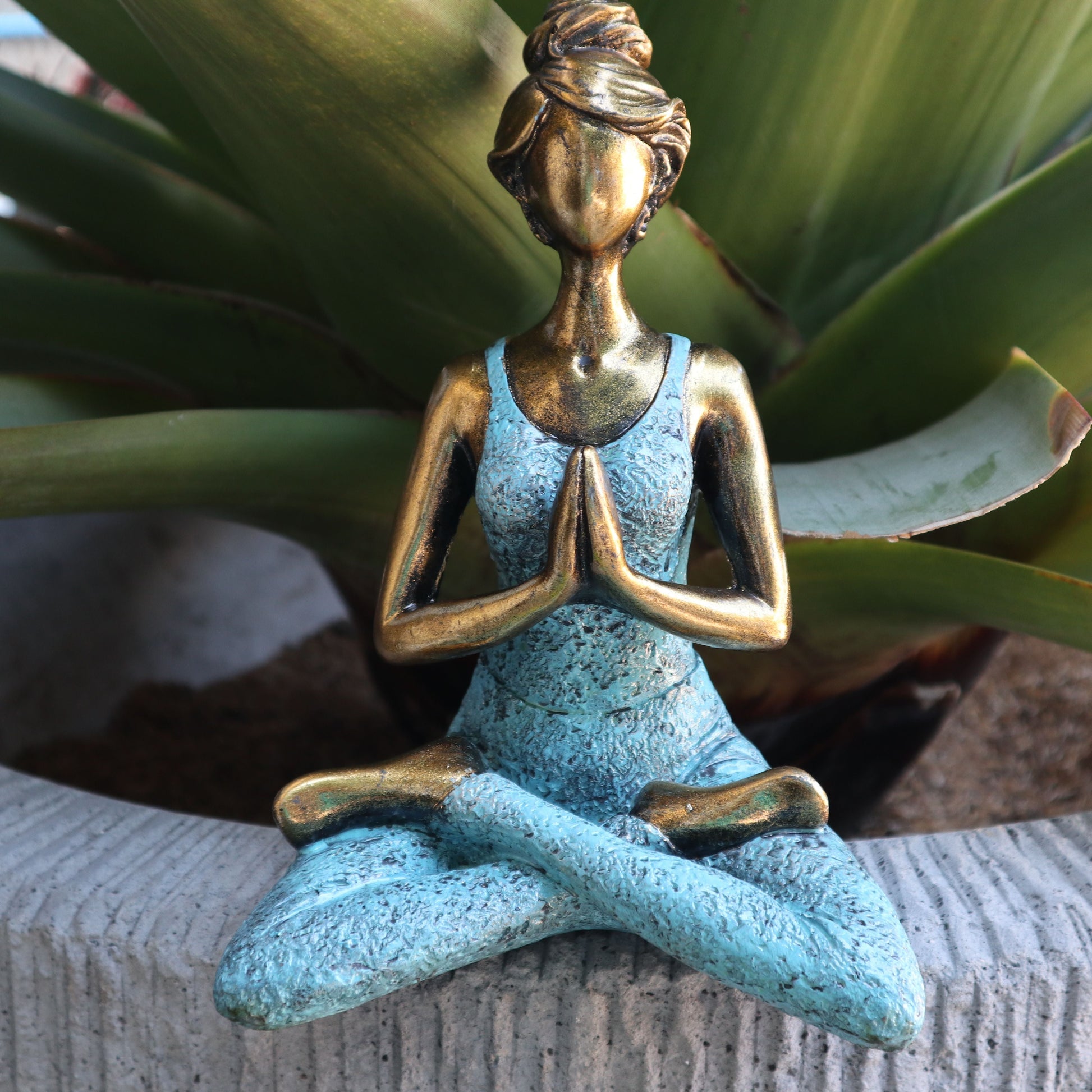 Figura elegante de mujer de yoga en resina – Bronce y Turquesa 24CM, estatua de mujer meditando en resina sentada en postura de loto con las manos en oración