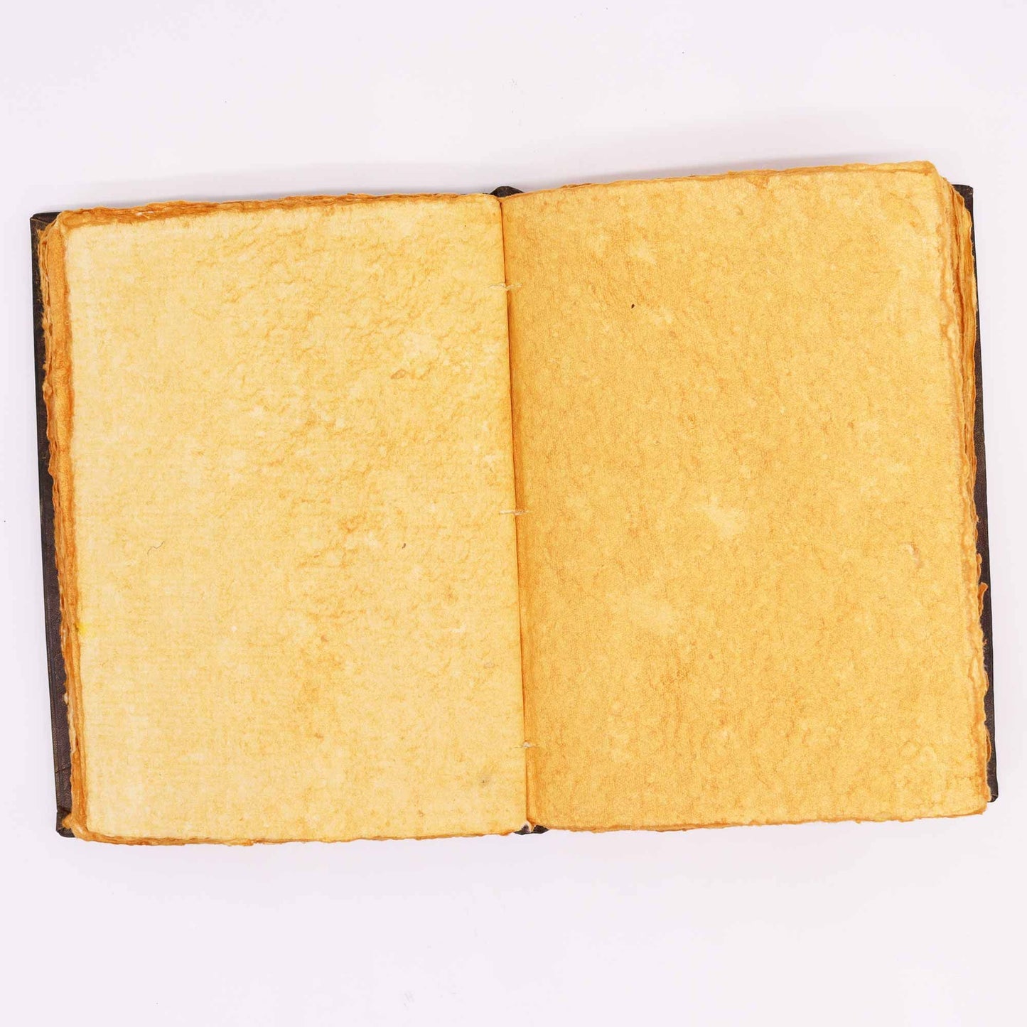 Alt Tag: Elegant Zinc Rose Leather Journal – 26x18CM, 200 Pages abierto mostrando páginas en blanco con bordes deckle