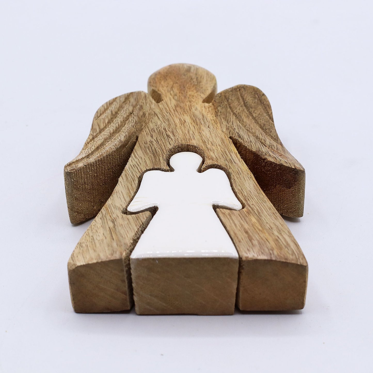Figura Embrace Angel – Madera de mango & esmalte 15CM de madera de mango con detalle de esmalte blanco, vista frontal