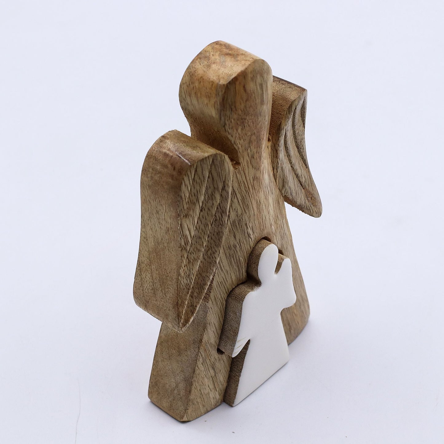 Alt Tag: Embrace Angel Figurine – Madera de mango y esmalte 15CM, figurina de ángel de madera de mango con detalle de esmalte blanco, 15 cm