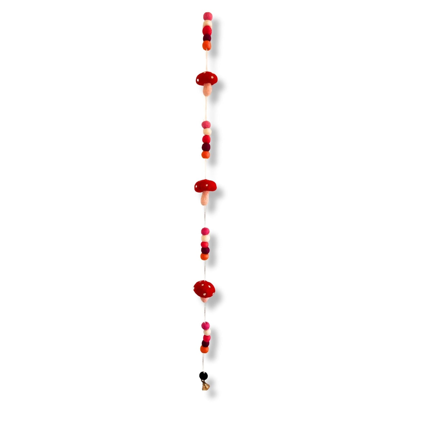 Förhäxad väggbonad i filt – Redtop Mushrooms 110 CM, handgjord filtgirlang från Nepal med röda och vita svampar och pärlor