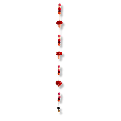 Förhäxad väggbonad i filt – Redtop Mushrooms 110 CM, handgjord filtgirlang från Nepal med röda och vita svampar och pärlor