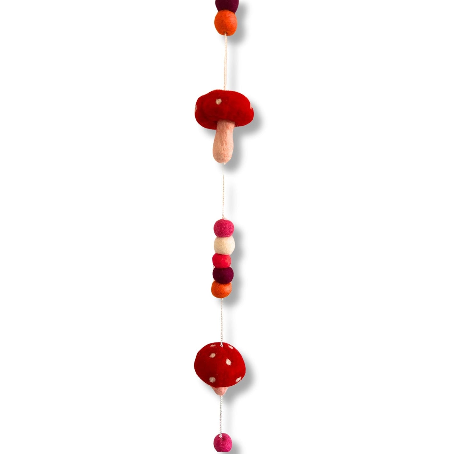 Förrollande vägghängare i filt – Redtop Mushrooms 110 CM, handgjord filtsvampsgirlang från Nepal med röda hattar och färgstarka pärlor