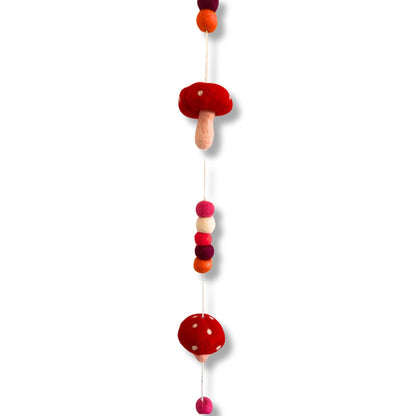 Förrollande vägghängare i filt – Redtop Mushrooms 110 CM, handgjord filtsvampsgirlang från Nepal med röda hattar och färgstarka pärlor