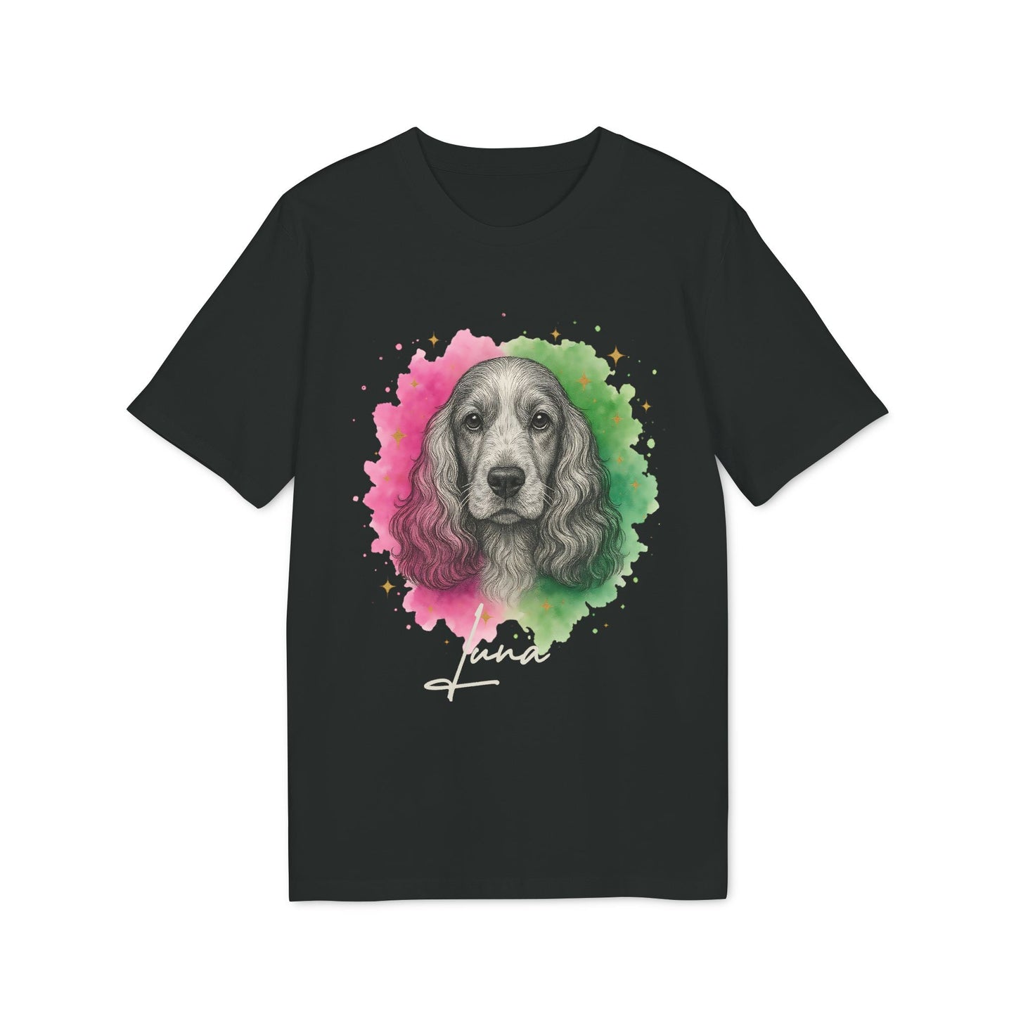 Alt Tag: English Cocker Spaniel Personalized Dog Premium Unisex T-Shirt negra con retrato de cocker y fondo acuarela rosa y verde, nombre personalizado