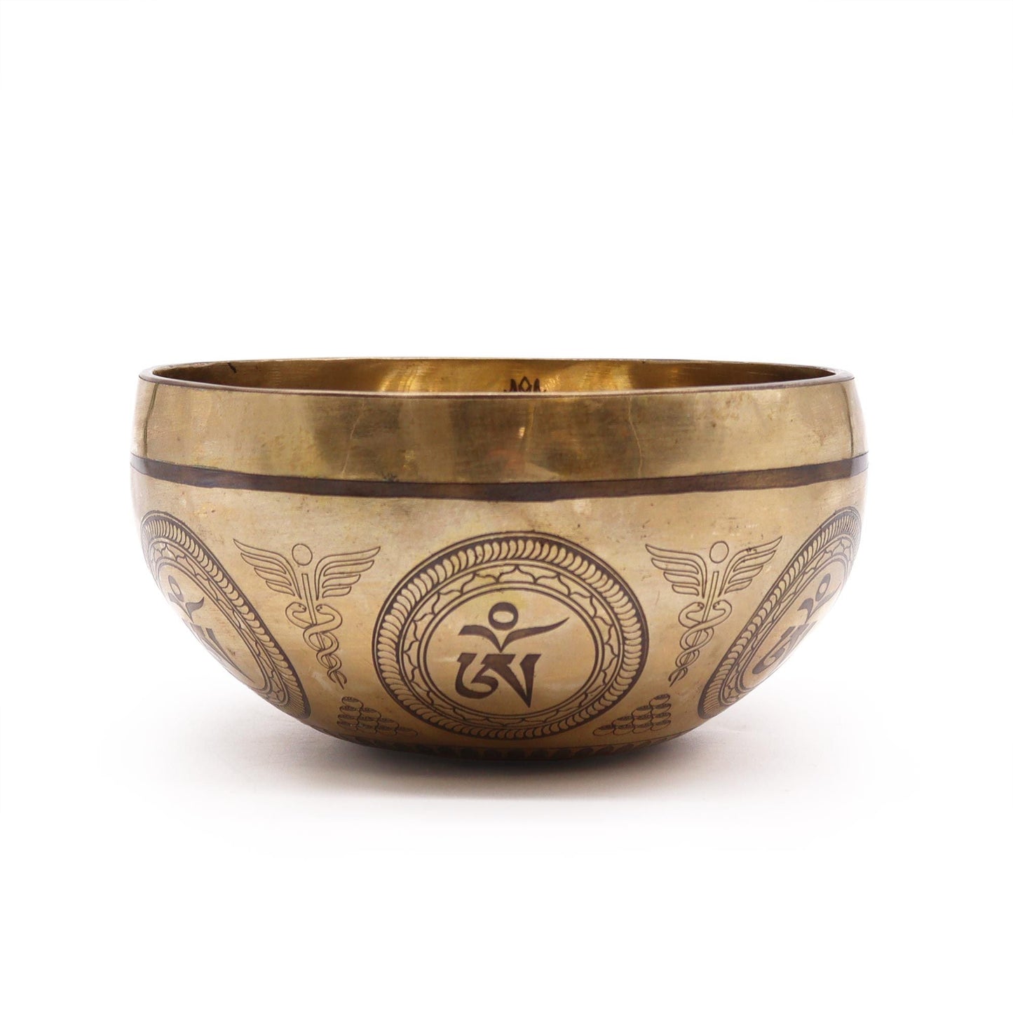 Graverad tibetansk klangskål – 16CM Bodhiträdsbuddha, handgjord mässingsskål med graverade symboler, sidovy på vit bakgrund