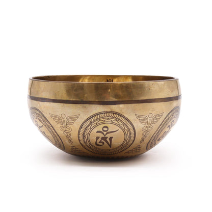 Graverad tibetansk klangskål – 16CM Bodhiträdsbuddha, handgjord mässingsskål med graverade symboler, sidovy på vit bakgrund