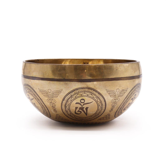 Alt Tag: Gravierte tibetische Klangschale – 16CM Bodhi-Baum-Buddha, handgefertigte Messingschale mit gravierten Symbolen, Seitenansicht auf Weiß