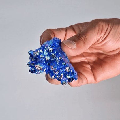 Alt Tag: Enhanced Quartz Geode – 100-150G 7-10CM, geoda de cuarzo azul mejorada sostenida en la mano, 7-10 cm