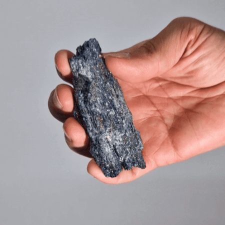 Enhanced Titanium Geode – 40-80G 7-10CM sostenida en la mano, geoda de titanio con textura rugosa y brillo oscuro