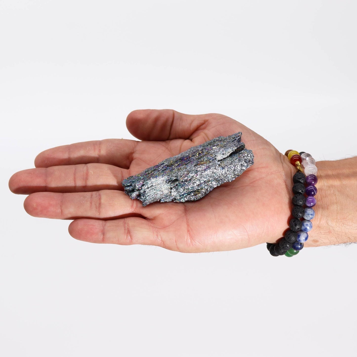 Alt Tag: Enhanced Titanium Geode – 40-80G 7-10CM en mano, geoda con acabado titanio iridiscente, pieza decorativa 7-10 cm