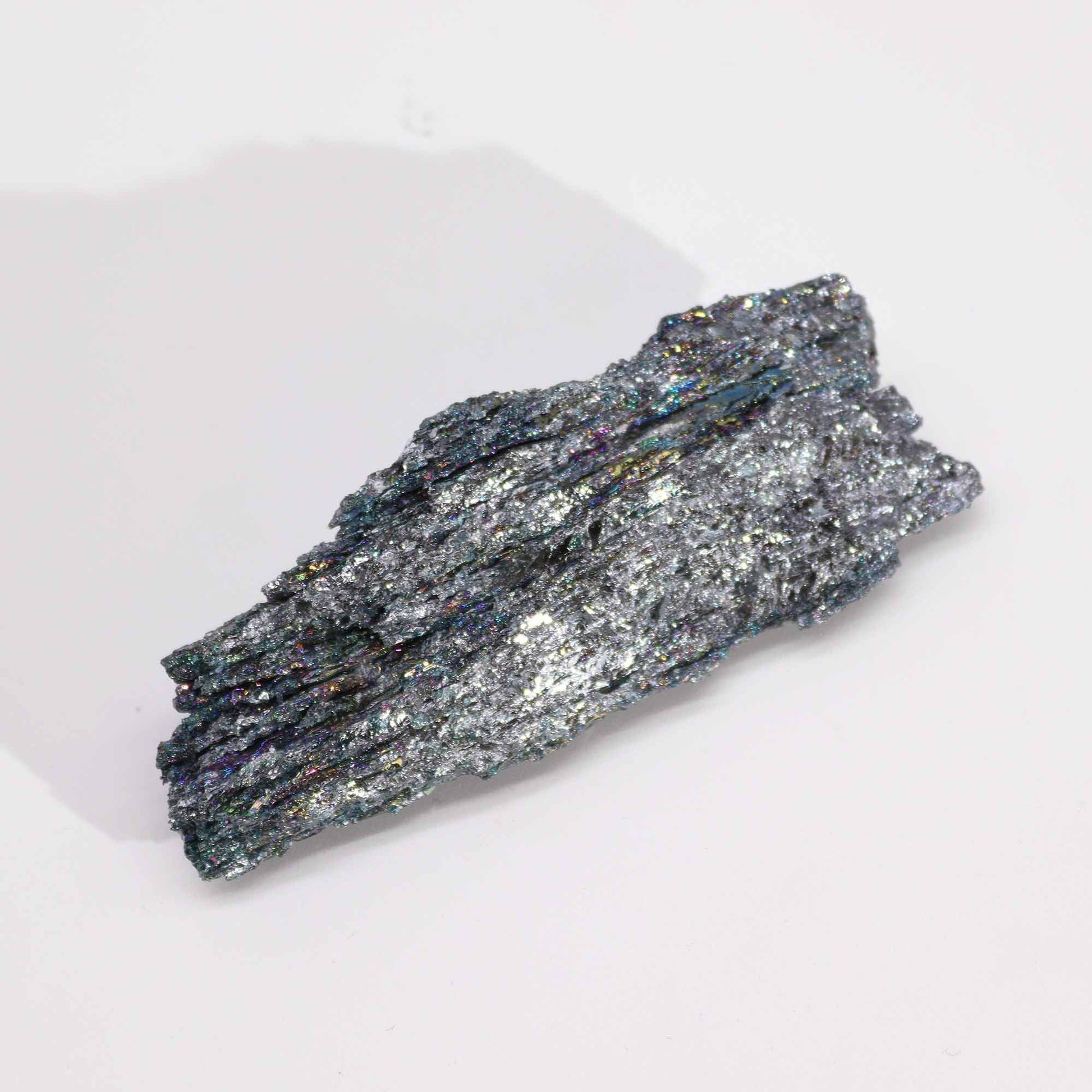 Enhanced Titanium Geode – 40-80G 7-10CM, geoda de titanio con brillo iridiscente y textura cristalina sobre fondo blanco