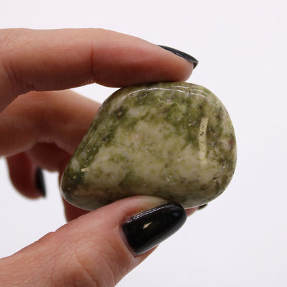 Epidote Snowflake Gemstone – Large Tumble Stones Bag, piedra rodada grande de epidota con patrón moteado verde sostenida en la mano