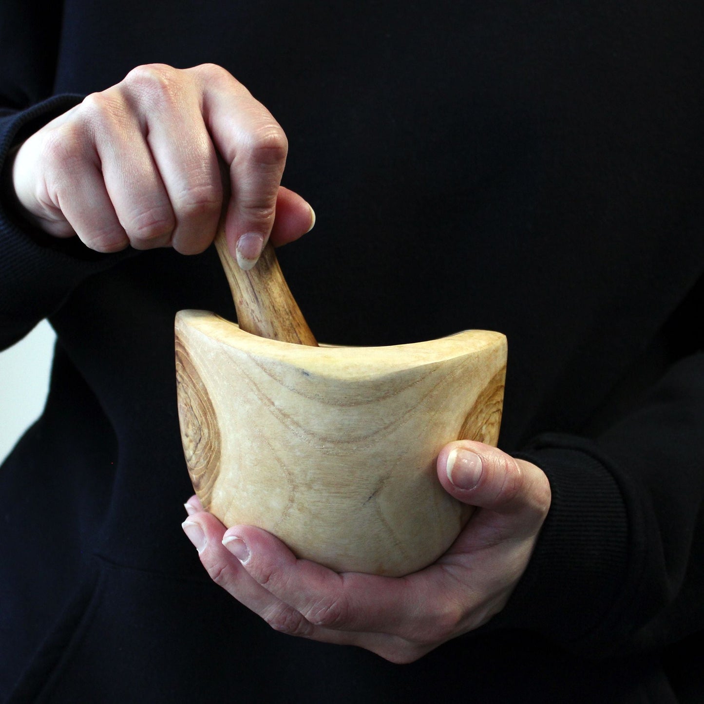Ergo Teak Mortel & Stöt – Medium i teakträ i bruk, hand som maler kryddor och örter i ergonomisk mortel