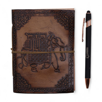 Alt Tag: Esoteric Embossed Leather Notebooks – 15x11 CM con cubierta de cuero genuino grabada con elefante, vista superior junto a bolígrafo
