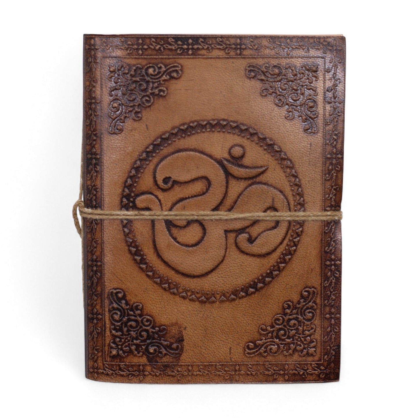 Esoteric Embossed Leather Notebooks – 15x11 CM cuaderno de cuero genuino con relieve símbolo Om y cierre de cordón