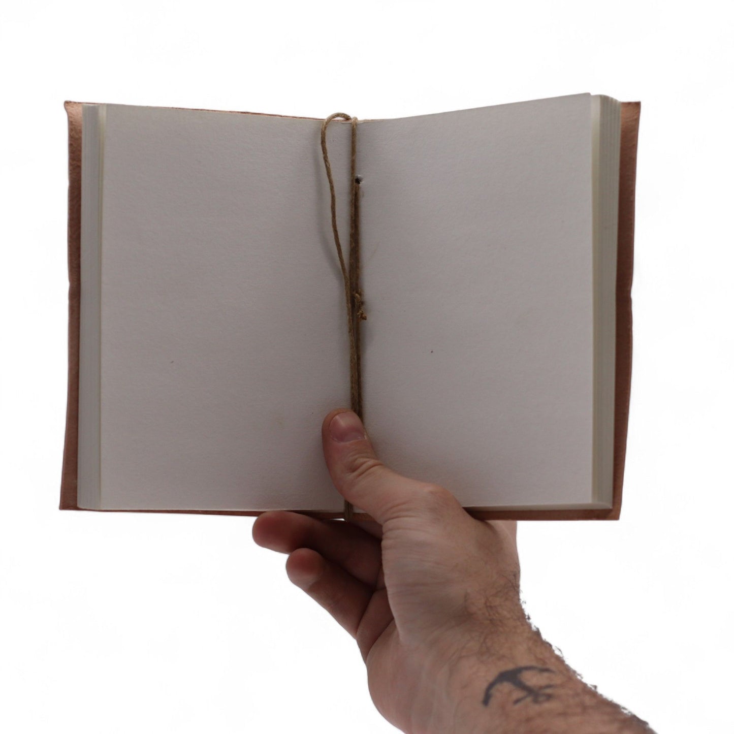 Esoteric Embossed Leather Notebooks – 15x11 CM abierto en mano, páginas blancas de papel natural y cubierta de cuero genuino
