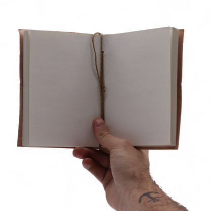 Esoteric Embossed Leather Notebooks – 15x11 CM abierto en mano, páginas blancas de papel natural y cubierta de cuero genuino