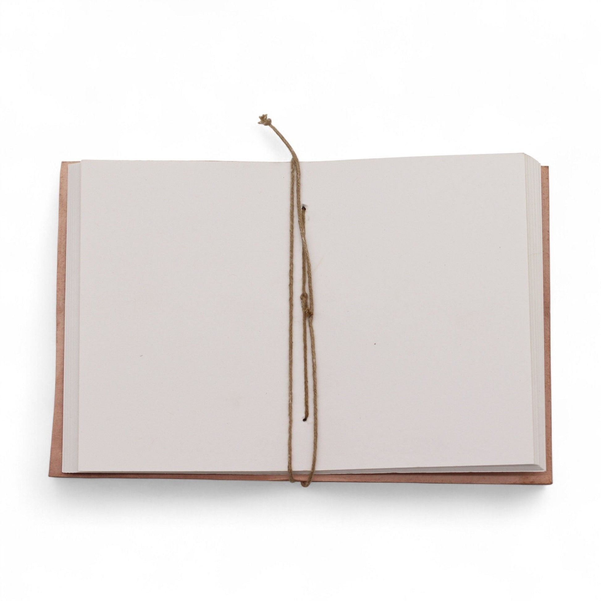 Alt Tag: Esoteric Embossed Leather Notebooks – 15x11 CM abierto con páginas en blanco, encuadernación de cuero y cordón marcador