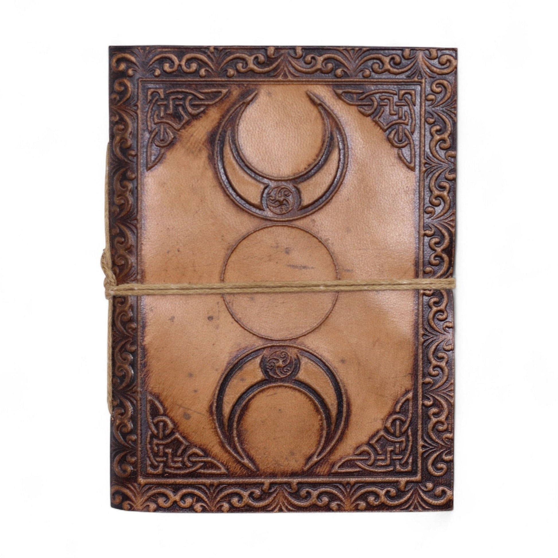 Esoteric Embossed Leather Notebooks – 15x11 CM cuaderno de cuero genuino con relieve Triple Luna, papel natural y cierre con cordón