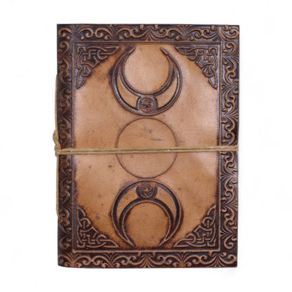 Esoteric Embossed Leather Notebooks – 15x11 CM cuaderno de cuero genuino con relieve Triple Luna, papel natural y cierre con cordón
