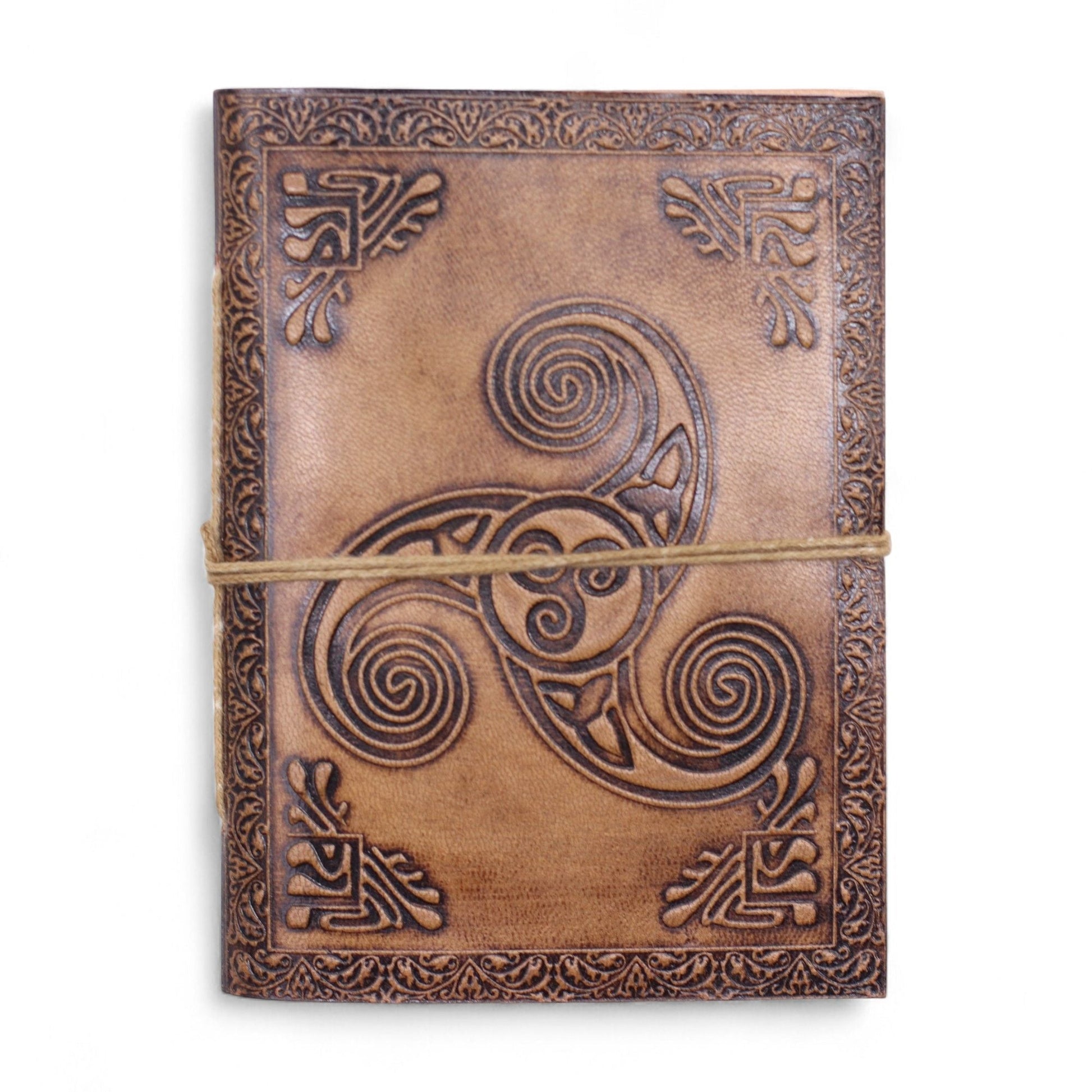 Alt Tag: Esoteric Embossed Leather Notebooks – 15x11 CM, cuaderno de cuero genuino con relieve triskelion, papel natural y cordón de cierre
