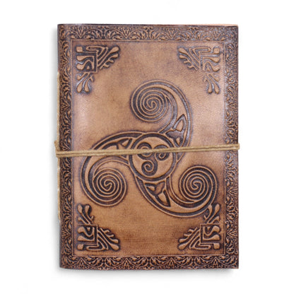 Alt Tag: Esoteric Embossed Leather Notebooks – 15x11 CM, cuaderno de cuero genuino con relieve triskelion, papel natural y cordón de cierre