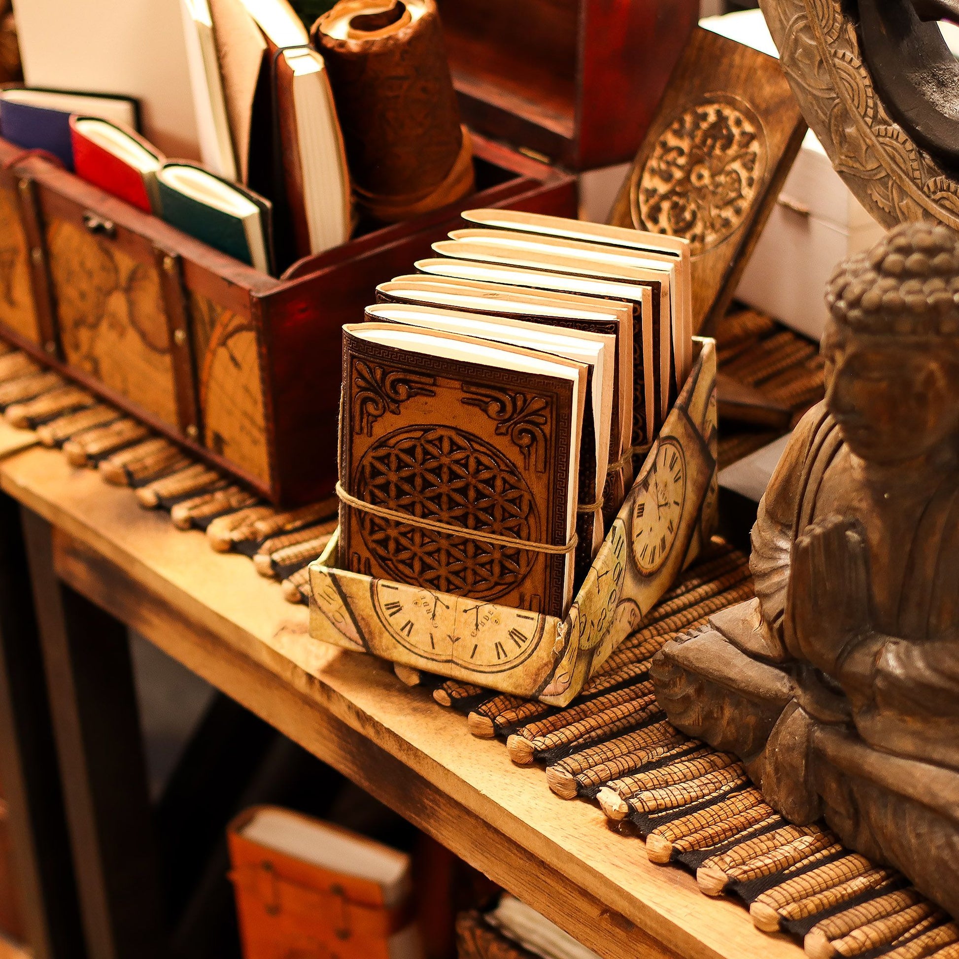 Esoteric Embossed Leather Notebooks – 15x11 CM, cuadernos de cuero genuino con relieve, papel natural y cierre con cordón en estante
