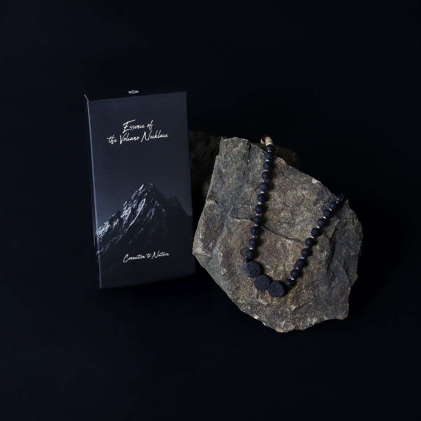 Alt Tag: Essence of the Volcano-halsband – koppling till naturen lavapärlehalsband visat på vulkanisk sten med märkt box