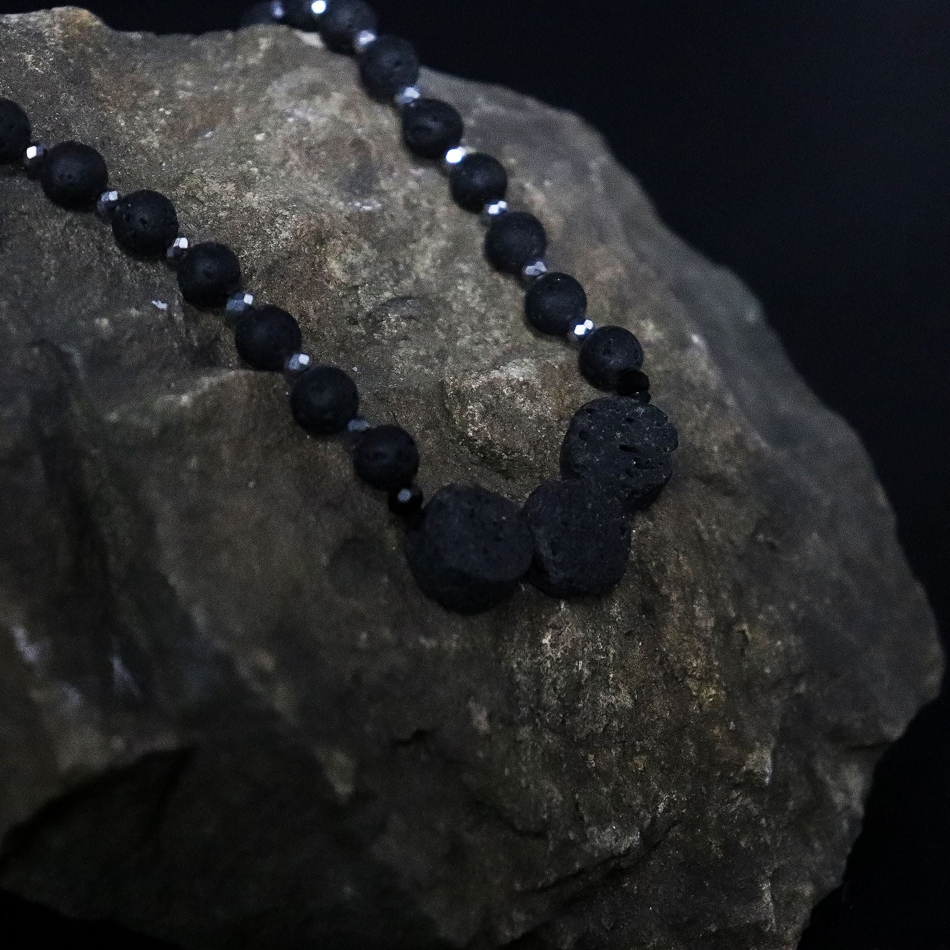 Vulkanens essens-halsband – Koppling till naturen halsband med lavastenspärlor med svarta lavapärlor på sten