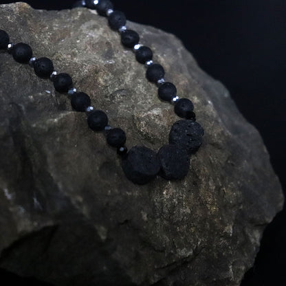 Vulkanens essens-halsband – Koppling till naturen halsband med lavastenspärlor med svarta lavapärlor på sten