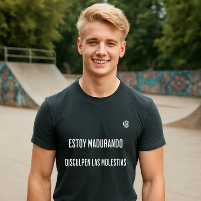 Alt Tag: Estoy Madurando Adolecente Sustainable Unisex Tee en negro con texto “ESTOY MADURANDO, DISCULPEN LAS MOLESTIAS”, modelo en skatepark
