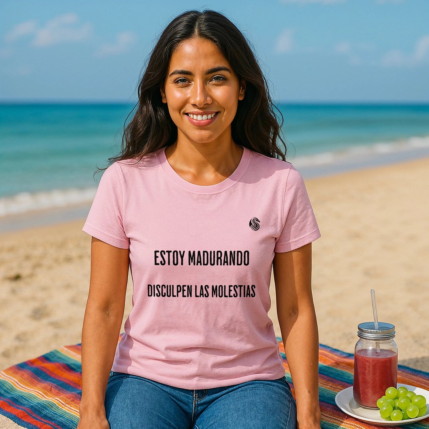 Alt Tag: Modelo en la playa con camiseta rosa Estoy Madurando Adolecente Sustainable Unisex Tee con frase “ESTOY MADURANDO”