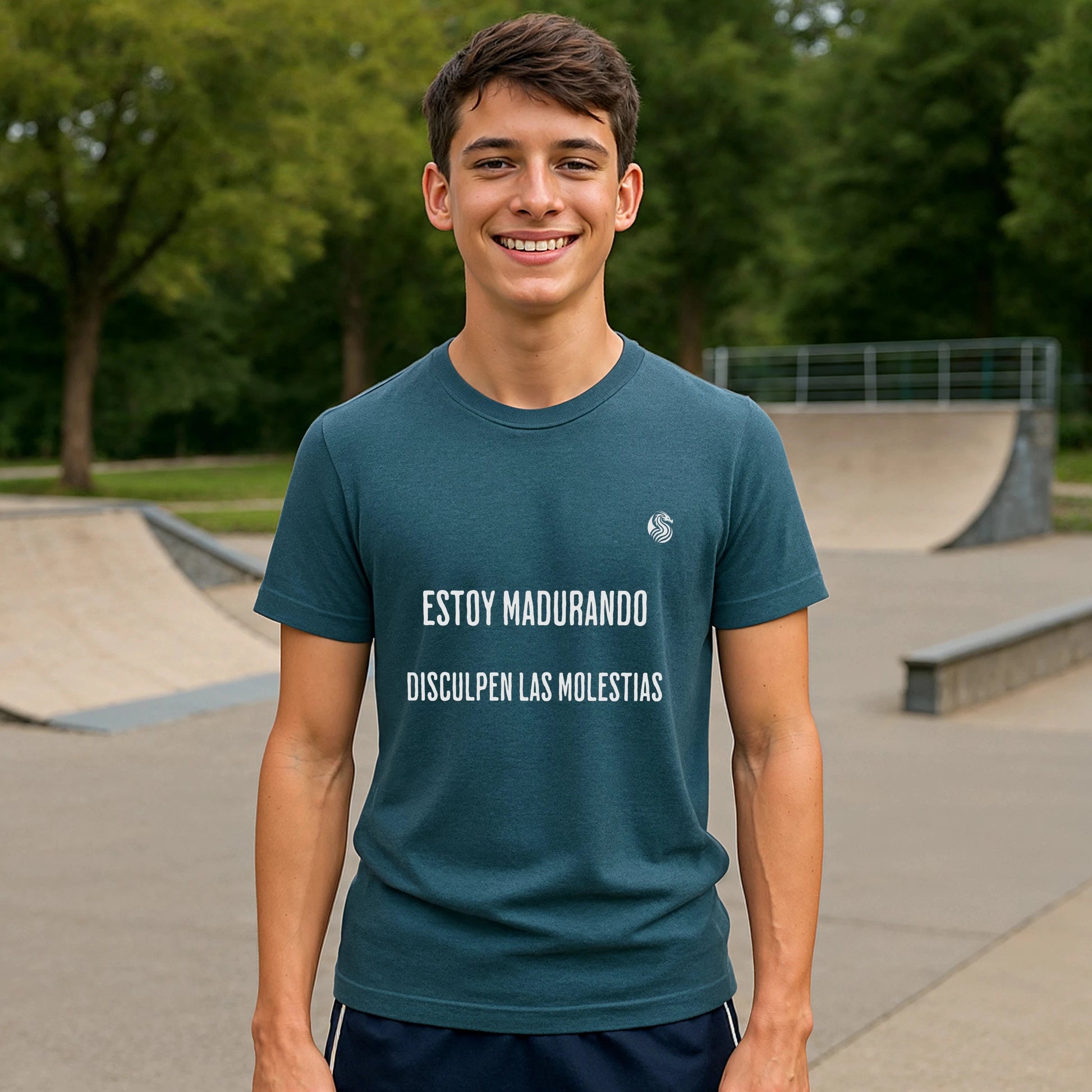 Alt Tag: Estoy Madurando Adolecente Sustainable Unisex Tee camiseta unisex sostenible con texto “Estoy madurando, disculpen las molestias”