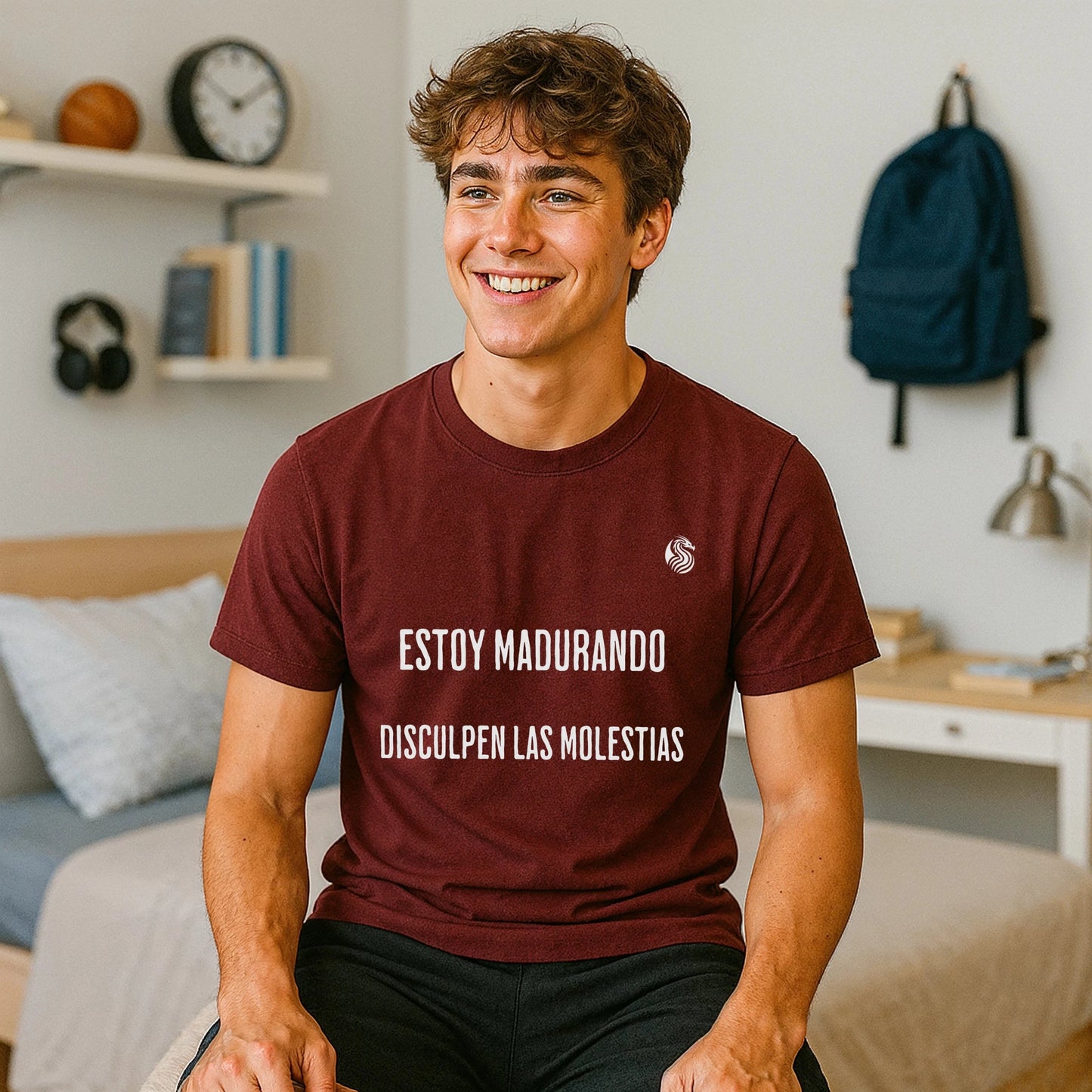 Alt Tag: Hombre con camiseta burdeos Estoy Madurando Adolecente Sustainable Unisex Tee con texto “ESTOY MADURANDO DISCULPEN LAS MOLESTIAS”