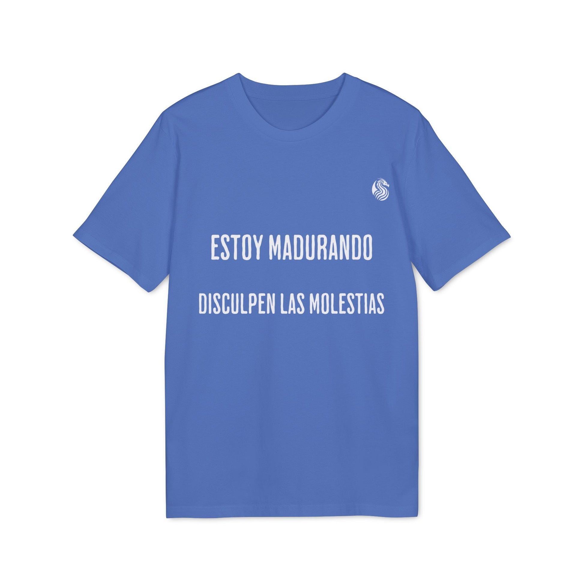 Alt Tag: Estoy Madurando Adolecente Sustainable Unisex Tee camiseta azul unisex sostenible con texto “ESTOY MADURANDO DISCULPEN LAS MOLESTIAS”