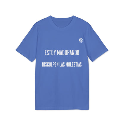 Alt Tag: Estoy Madurando Adolecente Sustainable Unisex Tee camiseta azul unisex sostenible con texto “ESTOY MADURANDO DISCULPEN LAS MOLESTIAS”